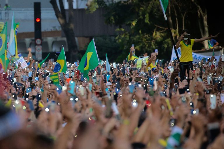 Bolsonarot toetav rahvahulk São Paulos.