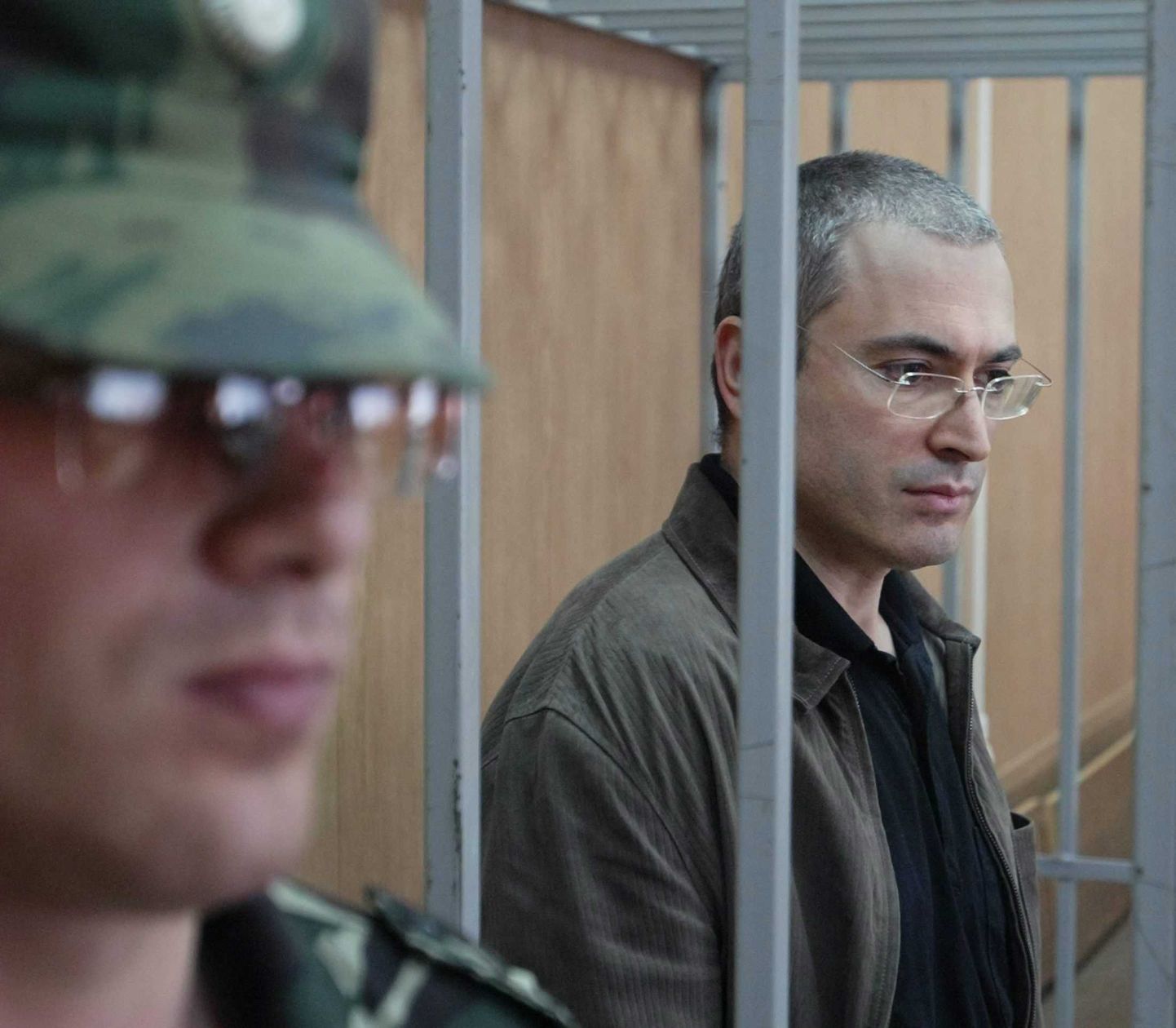 Mihhail Hodorkovski 2004. aasta suvel kohtus.