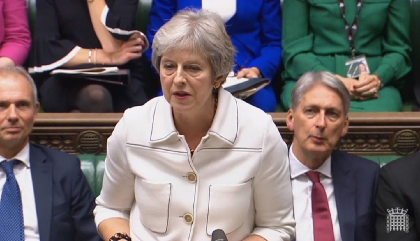 Peaminister Theresa May alamkojas kõnelemas.