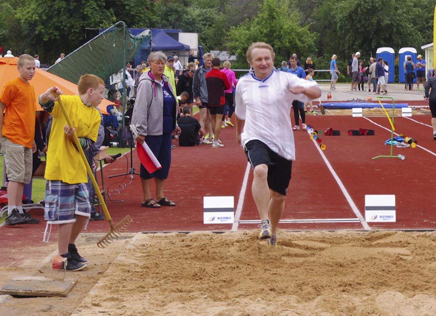 21. korda peetud Eestimaa valdade suvemängude peaalal kergejõustikus võtsid kõrvuti mõõtu tippsportlased ja harrastajad, noored ja veteranid.