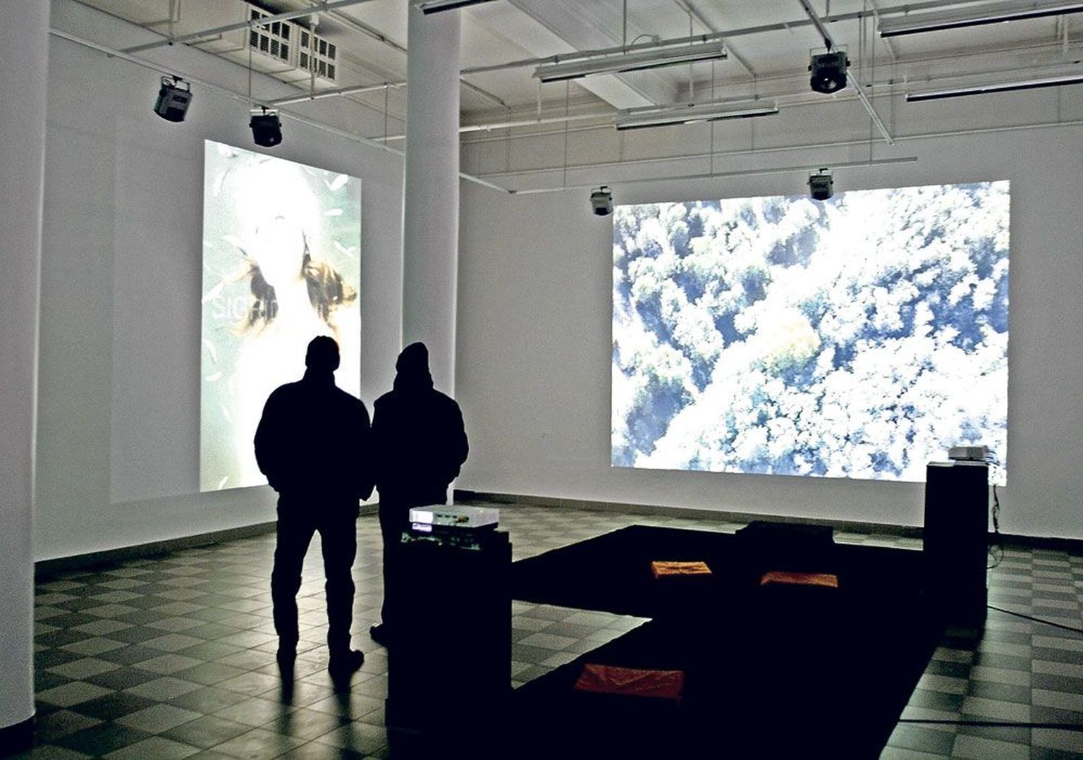 Nooruse galerii suures saalis on näitus «Y-dimensioon», mille viiest suurest projektsioonipinnast ühele on kuvatud Sigrid Kuuse ja Piret Säde Laini veealused fotod modellidest.