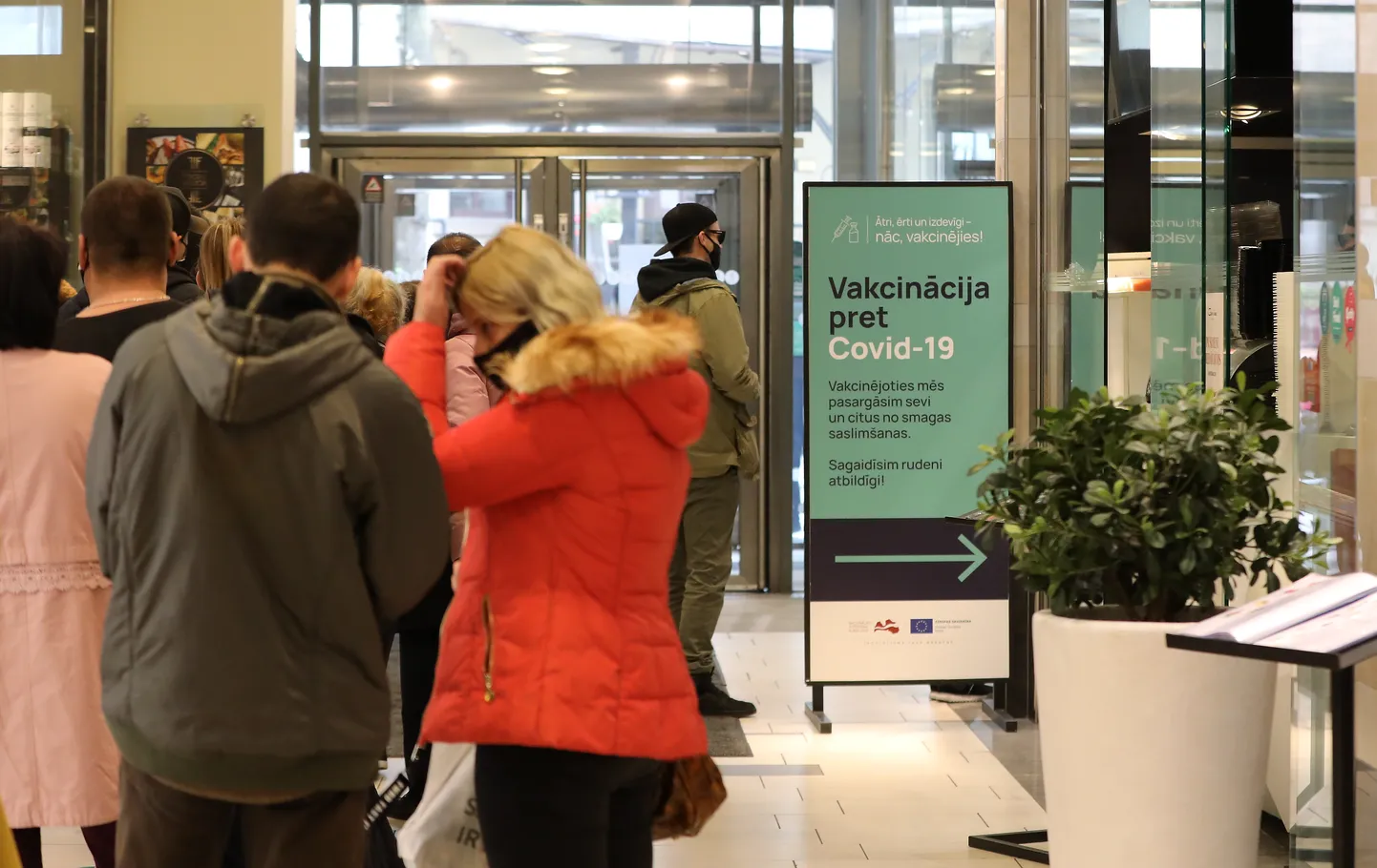 Cilvēku rinda pie vakcinācijas pret Covid-19 punkta tirdzniecības centrā "Galerija Centrs".