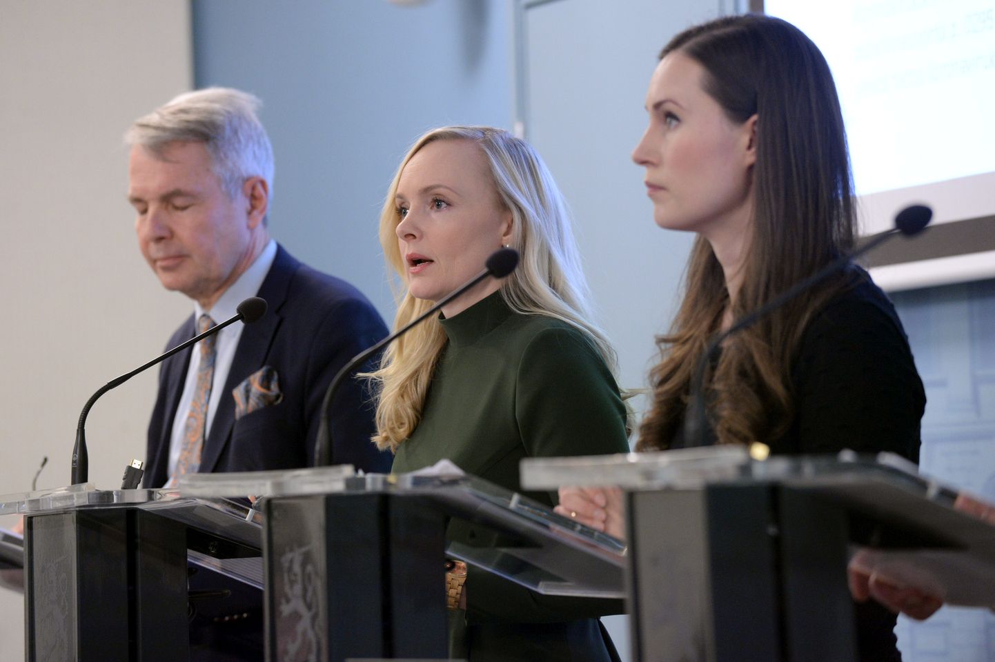 Министр иностранных дел Финляндии Пекка Хаависто, министр внутренних дел Мария Охисало и премьер-министр Санна Марин на пресс-конференции, посвященной коронавирусу.