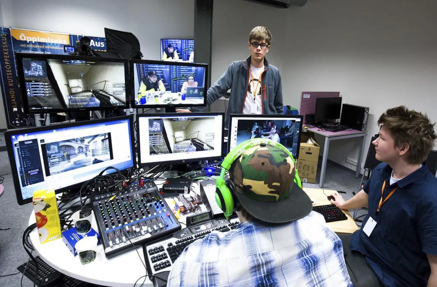 Kogu võrgupeo vältel jälgisid huvilised mänge, kommentaare ja intervjuusid videoülekandest. Korraldajate hinnangul oli ülekande jälgijaid üle viie tuhande. Videostuudios seisab IT-juht Roger Ote.