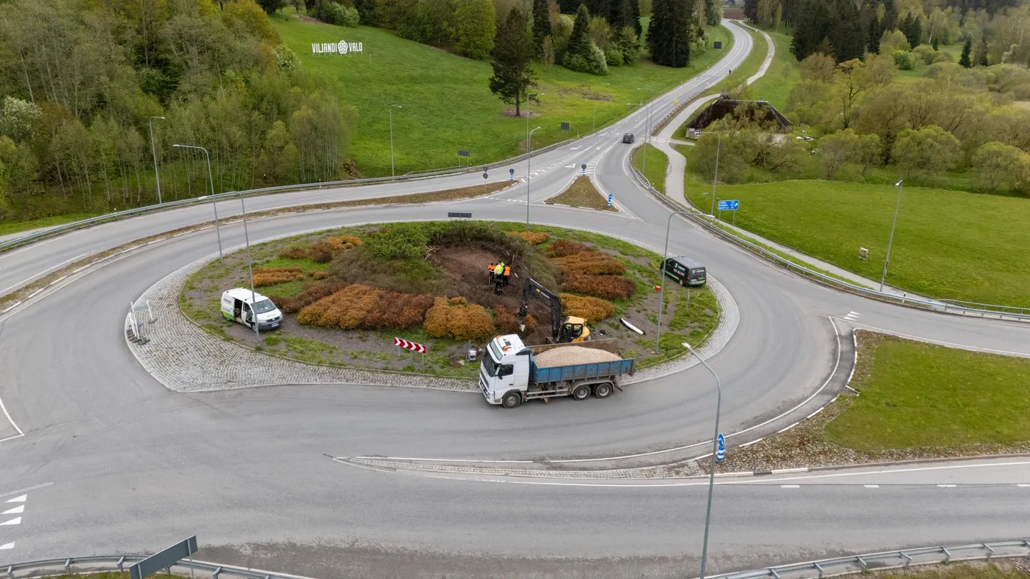 PRÄÄNIK

Viljandi külje all Viiratsi ringristmiku keskmes algas Mulgimaa väravana mõeldud kaabuskulptuuri rajamine.