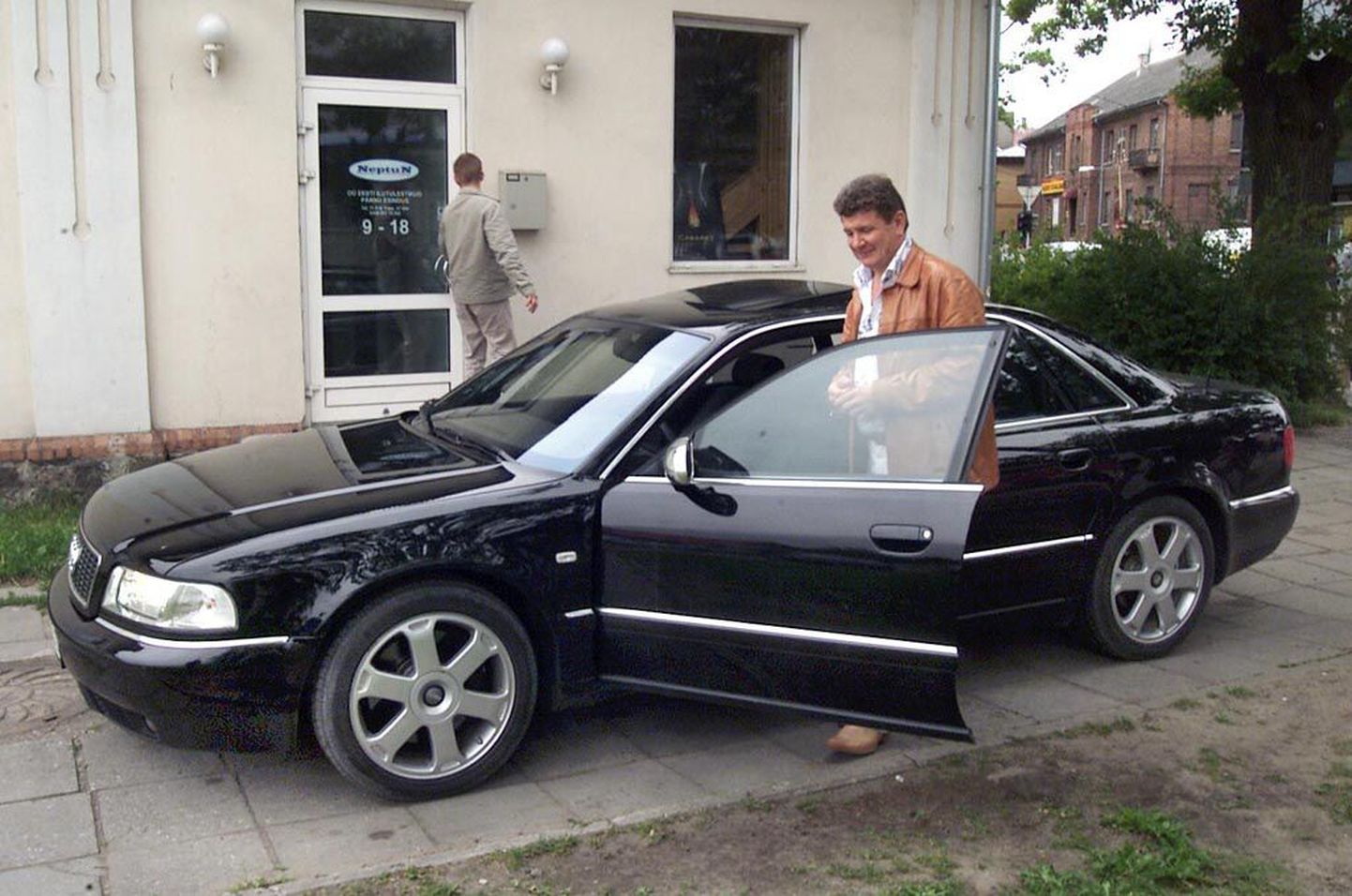 Auto, millega Elmar Lepp kuus aastat tagasi poseeris, võib ta pankrotist päästa.