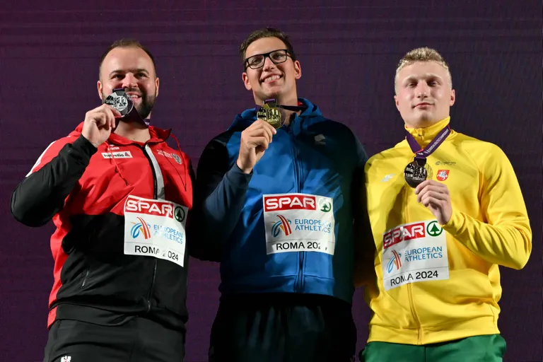 Kettaheite esikolmik: hõbedane Lukas Weisshaidinger (vasakult), kuldne Kristjan Čeh (C) ja pronksine Mykolas Alekna.