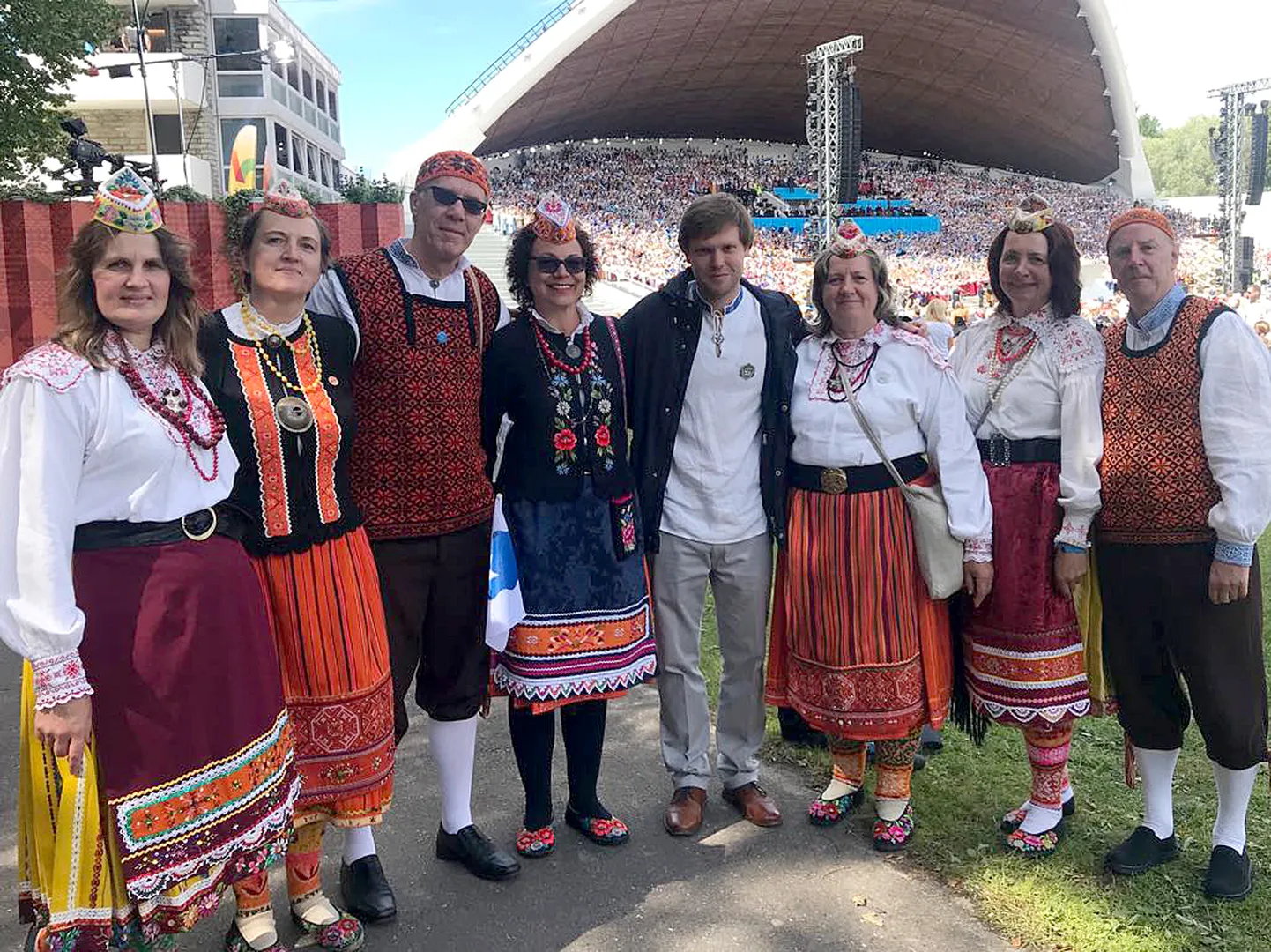 Meenutus eelmisest peost. Laulupeo ühe märgilisema teose “Igaviku tuules” autori ja dirgendi Pärt Uusbergiga (keskel) on ühispildile saanud (vasakult) Svea Auväärt, Anu Kaljuste, Aivar Ljaš, Kaia Ljaš, Pärt Uusberg, Leena Peegel, Annika Auväärt ja Gunnar Grencštein.