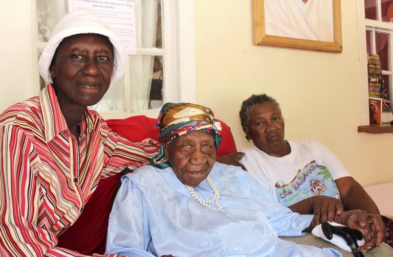 Violet Brown koos oma hooldajatega