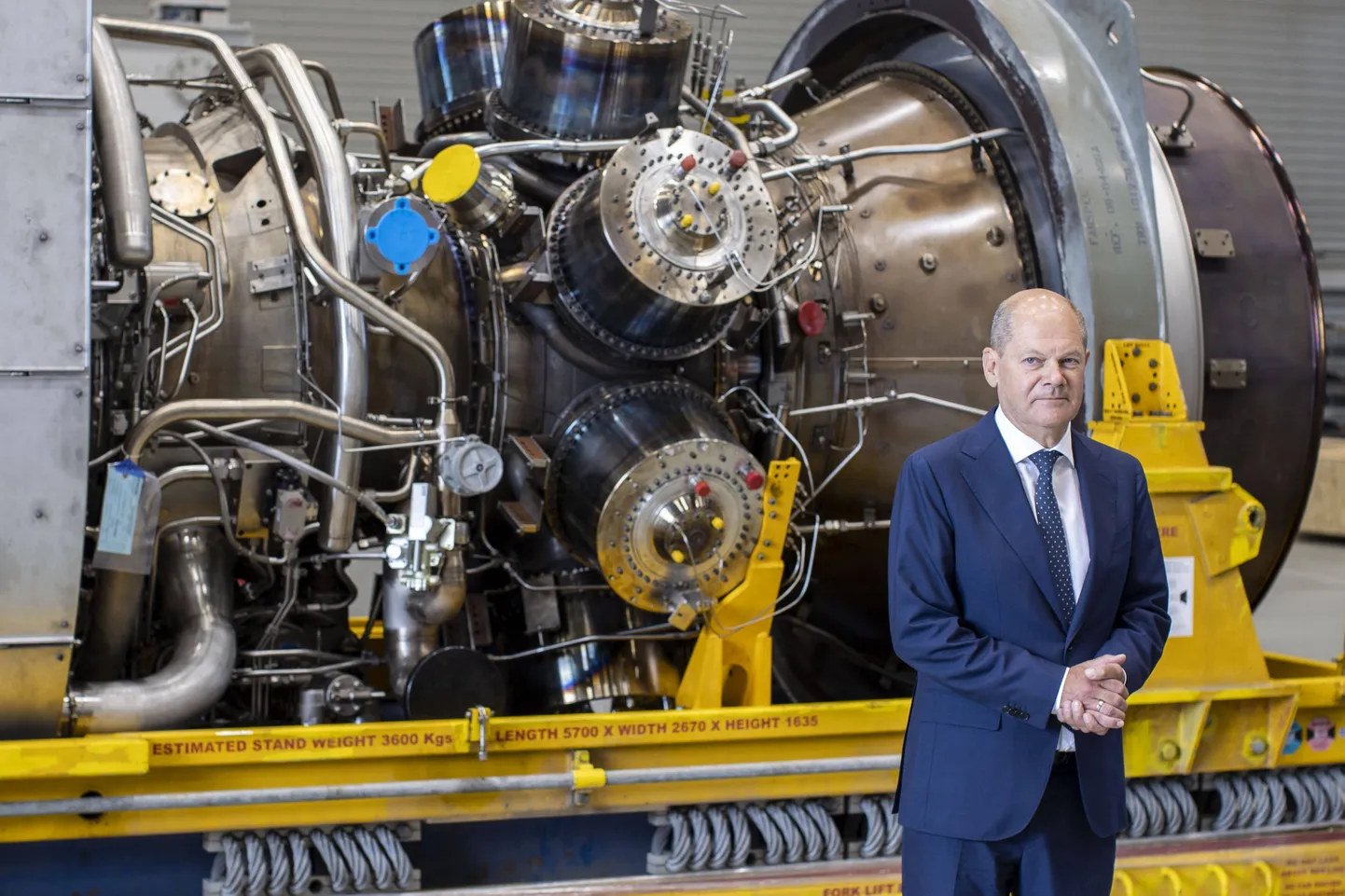 Saksa liidukantsler Olaf Scholz Nord Streami torujuhtme remonditud turbiini ees.