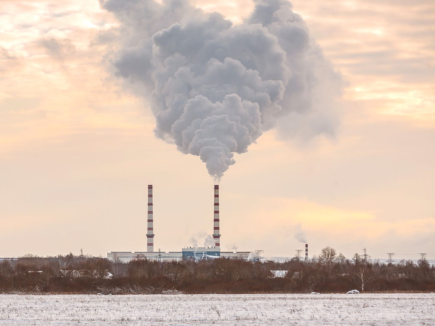 Kui möödunud külmadel talvedel tossas Balti elektrijaama ainus töös olev energiaplokk Narva all nagu tõeline katlamaja, siis nüüd ei ole selle töö enam rentaabel isegi plusskraadidega. Fotol paremal on näha reservgaasikatlamaja madal korsten, millest on praeguseks saanud faktiliselt peamine ja samuti kallis Narva majade kütja.