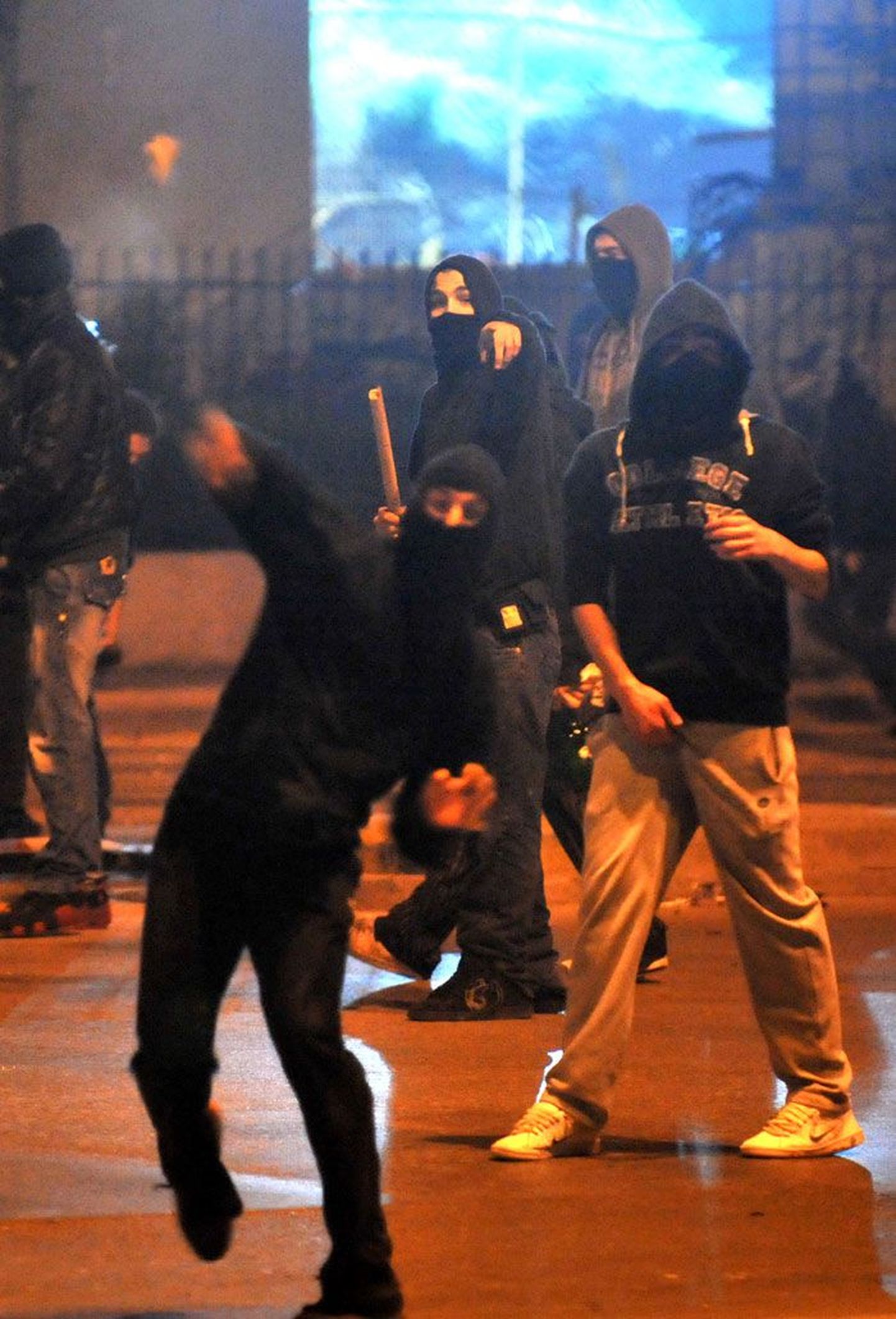 Maske kandvad meeleavaldajad Thessalonikis politseinike suunas kive loopimas.