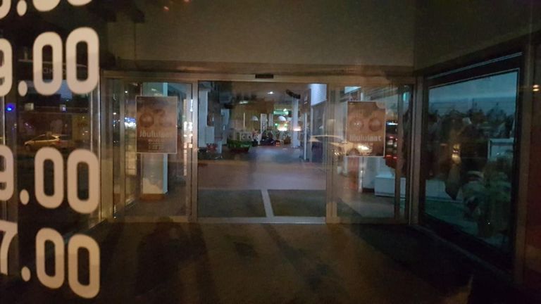 Uku keskus pimeduses. Külastajatel paluti kaubanduskeskusest lahkuda.