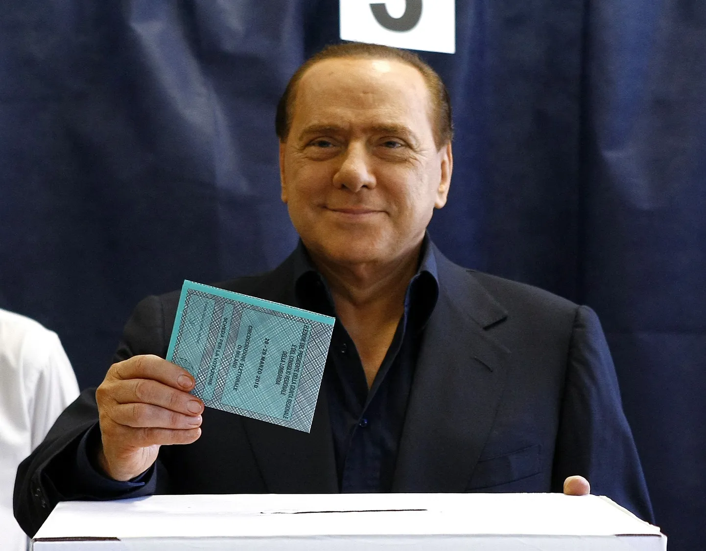 Itaalia peaminister Silvio Berlusconi valimisjaoskonnas.
