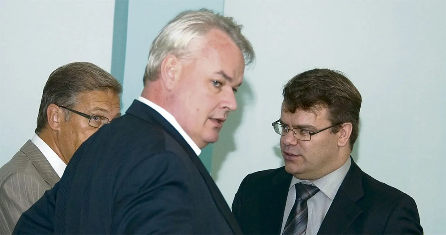 Vasakult vandeadvokaat Aivar Pilv, Thorben Nielsen ja Alar Oppar enne kohtuistungi algust. Septembri algul täitub kolm aastat FjordFresh ASi, Oppari ja Nielseni Kolgata algusest.