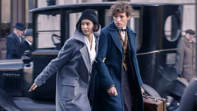 Edijs Redmeins un Ketrīna Vaterstone (Katherine Waterston) filmā "Fantastic Beasts and Where to Find Them"