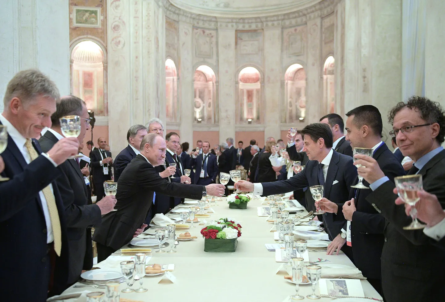 Vene presidendi Vladimir Putini juulikuisel Itaalia visiidil viibis pidulikul õhtusöögil ka väidetavalt Liigale Vene raha taotlenud Gianluca Savoini.