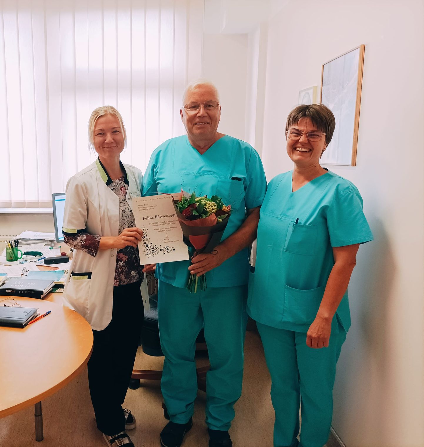 Doktor Feliks Rõivassepal täitus Valga haiglas töö alustamisest 30 aastat. Fotol koos õendusjuhi Tiina Tuhkanen-Kostrova (vasakul) ja ravijuhi Neve Vendtiga.