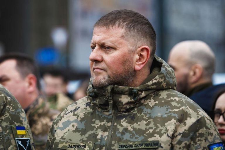 Безуглая говорит, что Залужный создал в Украине "маленькую советскую армию", которая никогда не победит "большую советскую армию", то есть Россию. Ее оппоненты возражают, что главком ВСУ оперирует теми ресурсами, что у него есть в наличии