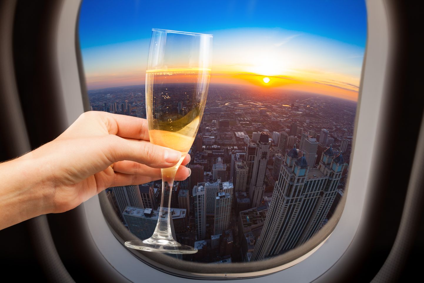 Алкоголь на борту самолета. Иллюстративное фото.