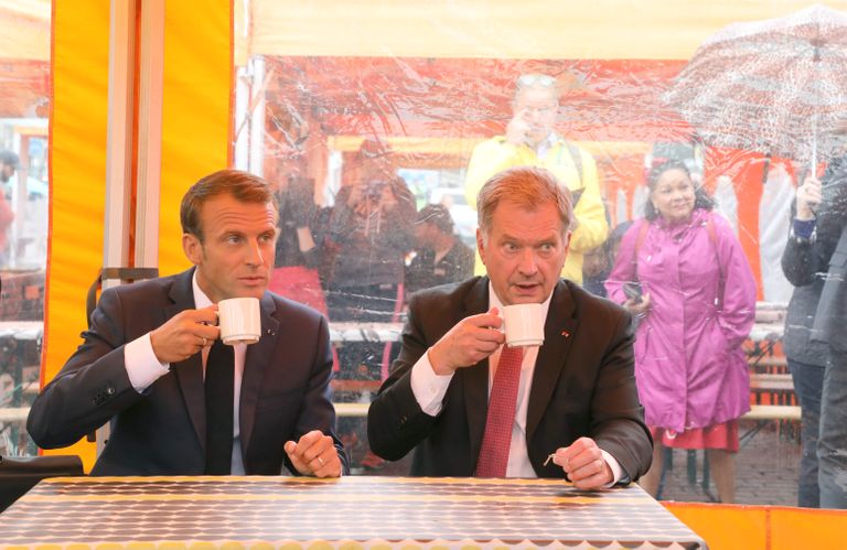 Emmanuel Macron ja Sauli Niinistö kohvi joomas