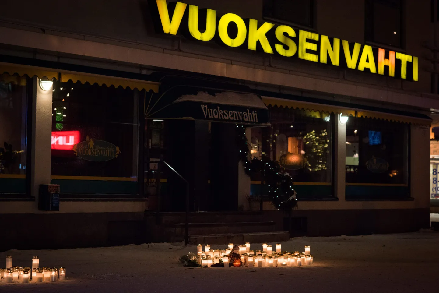 Vuoksenvahti Restorani ette toodud küünlad.
