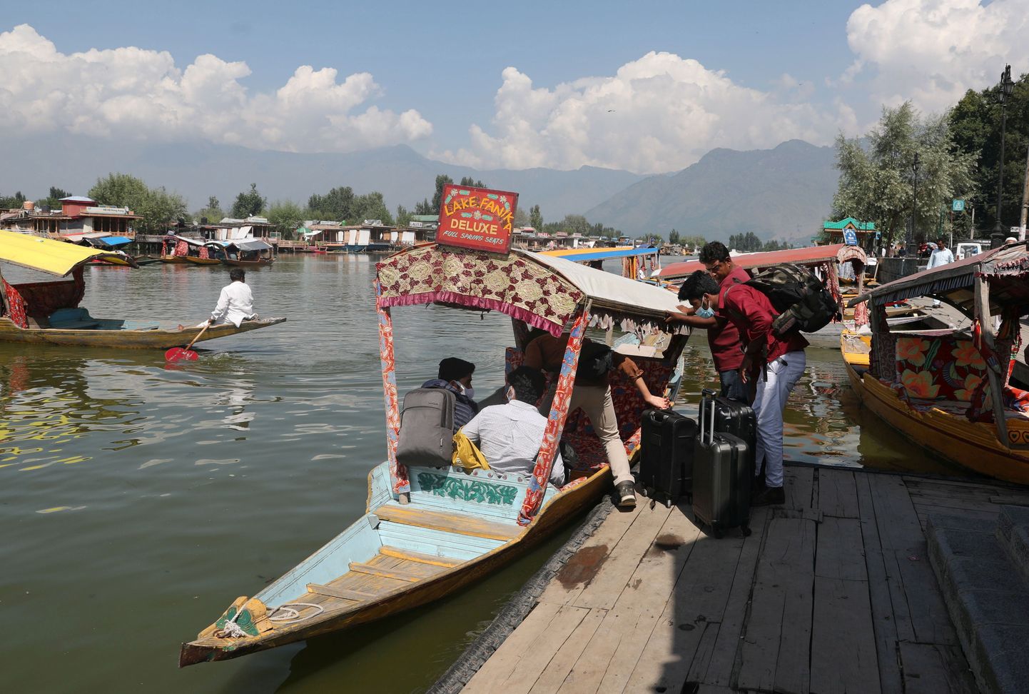 Varsti saavad turistid taas Srinagaris asuval Dali järvel lõbusõitu teha.