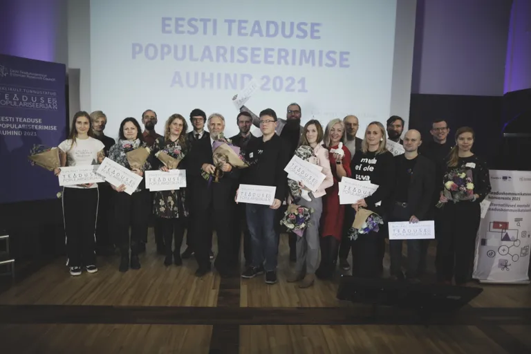 Kõik teaduse populariseerijad üksteise kõrval õnnelikult koos.