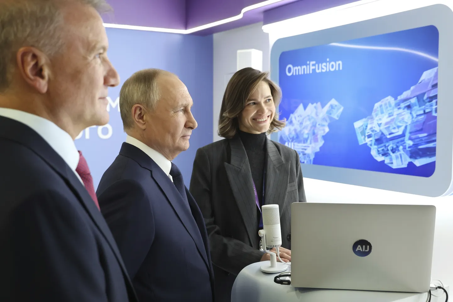 Krievijas prezidents Vladimirs Putins un Sberbank vadītājs Germans Grefs apmeklē izstādi par mākslīgo intelektu Maskavā, Krievijā, 2023. gada 24. novembrī.