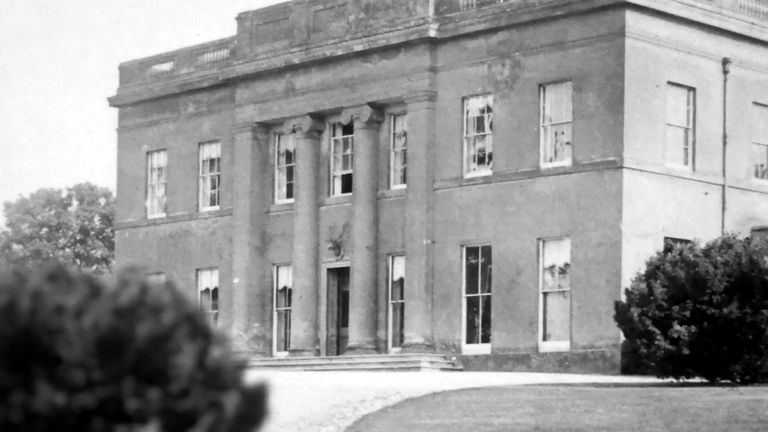 Whaddon Hall Buckinghamshire’is, kus asus Teise maailmasõja ajal Briti välisluureteenistuse MI6 seitsmes osakond