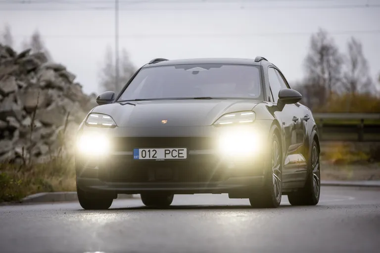 Teadustoimetaja Marek Strandberg tahaks elektriautost lisaks pöörd-elektritoite võimalust, et saaks vajadusel ka majapidamist toita, kui vaja. Porsche seda veel ei paku.
