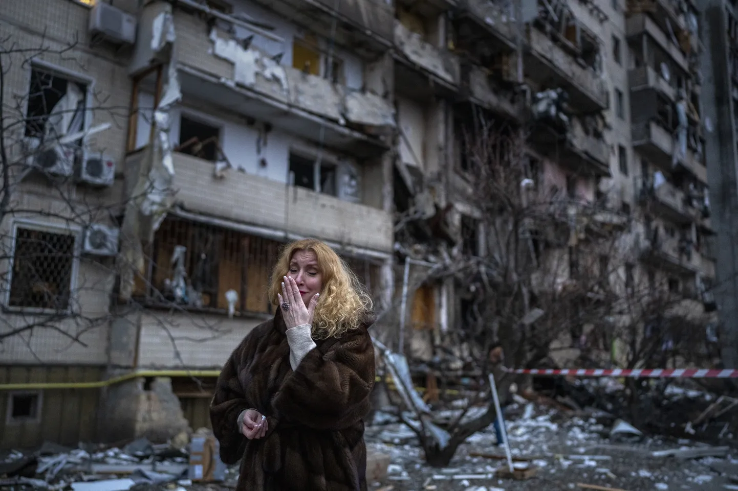 Izpostītās mājas pēc Krievijas raķešu uzbrukuma Ukrainas galvaspilsētai Kijevai 