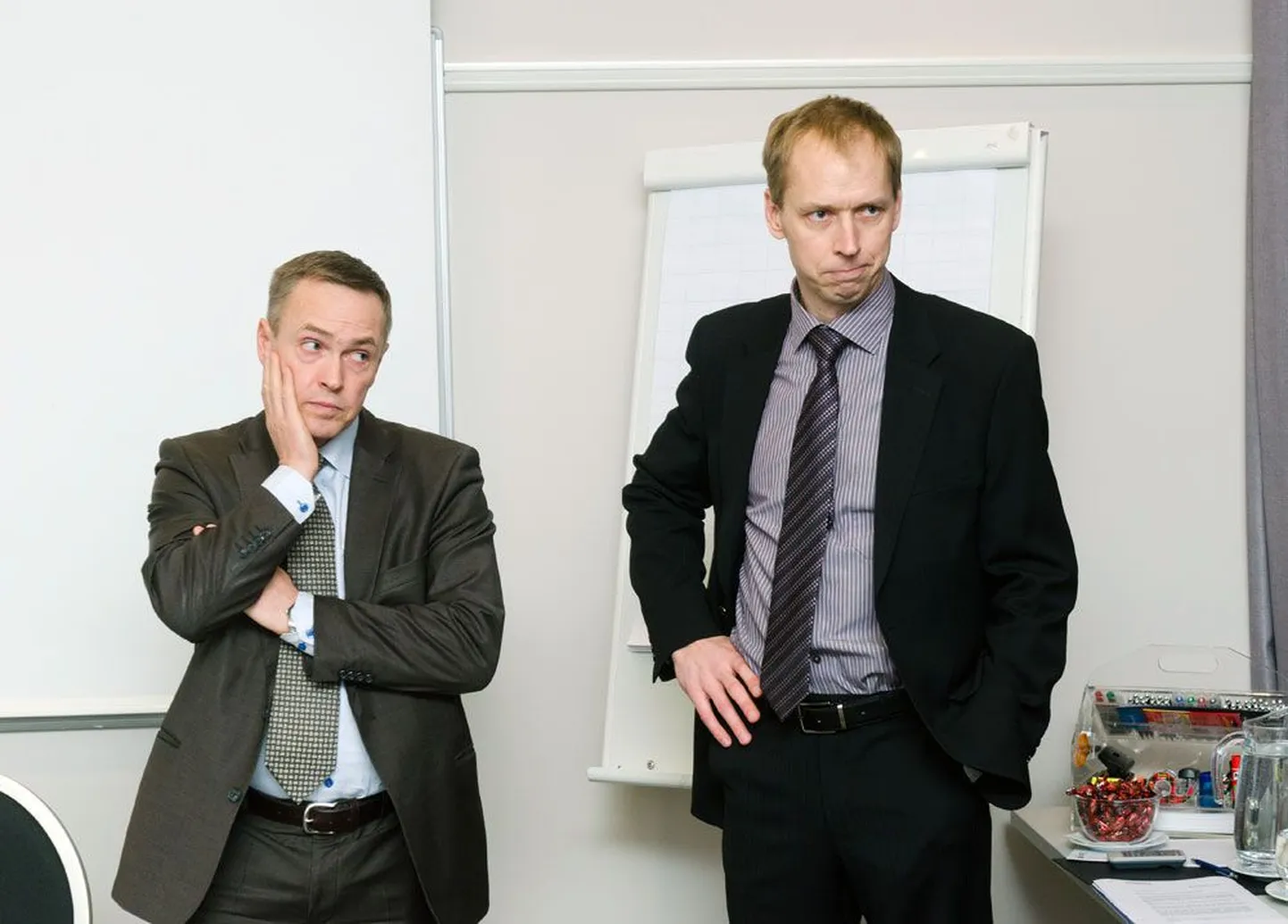 Skanska Oy pea­direktori asetäitja Tuomas Särkilahti (vasakul) ja Skanska ASi juhatuse esimees Andres Aavik teatasid eile pressikonverentsil, et ettevõte lahkub Eestist.