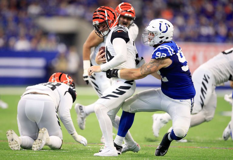 Indianapolis Coltsi äärekaitsja Margus Hunt murrab maha Cincinnati Bengalsi mängujuhi Andy Daltoni.