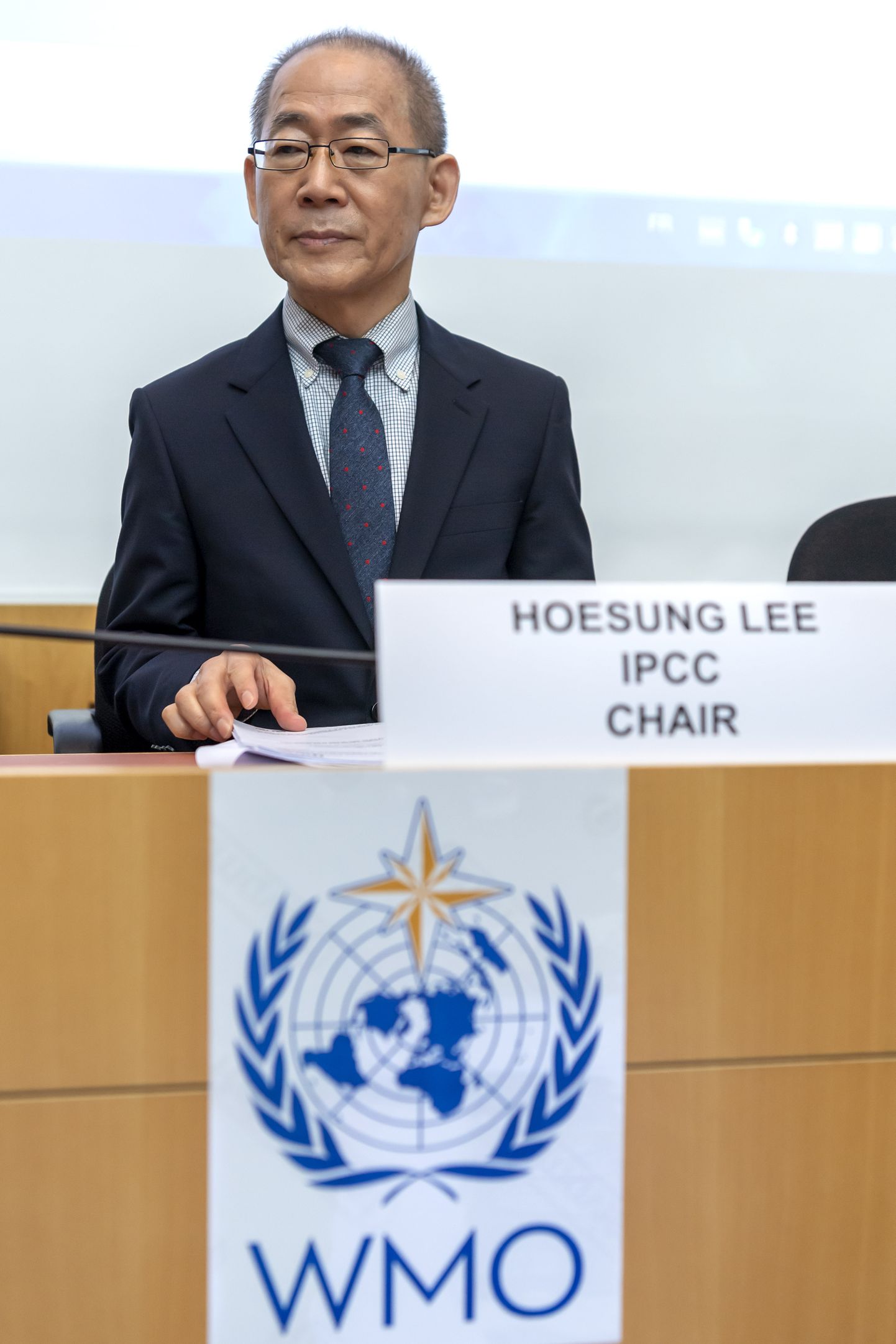 ÜRO valitsustevahelise kliimamuutuste ekspertkogu esimees Hoesung Lee neljapäeval Šveitsis Genfis pressikonverentsil tutvustamas raportit kliimamuutuse ja maakasutuse vastasmõjudest.