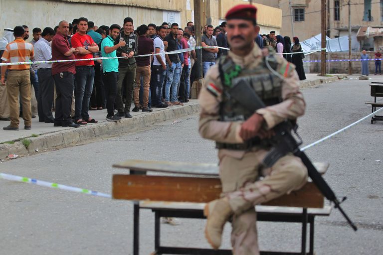 Iraagi julgeolekuteenistuse töötaja valvamas valimisjaoskonda Wadi Hajari piirkonnas Mosulis.