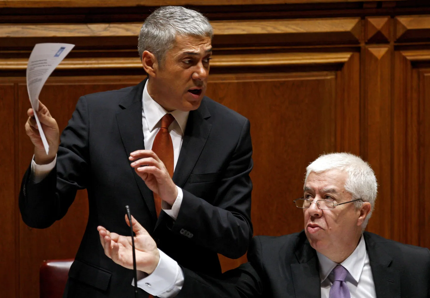 Portugali peaminister Jose Socrates (vasakul) ja rahandusminister Fernando Teixeira dos Santos.