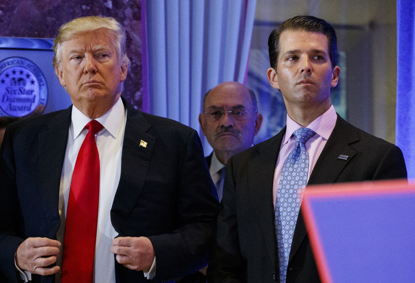 Donald Trump (vasakul) ja tema poeg Donald Trump juunior (paremal) koos Trump Organizationi finantsjuhi Allen Weisselbergiga (keskel) 2017. aastal.