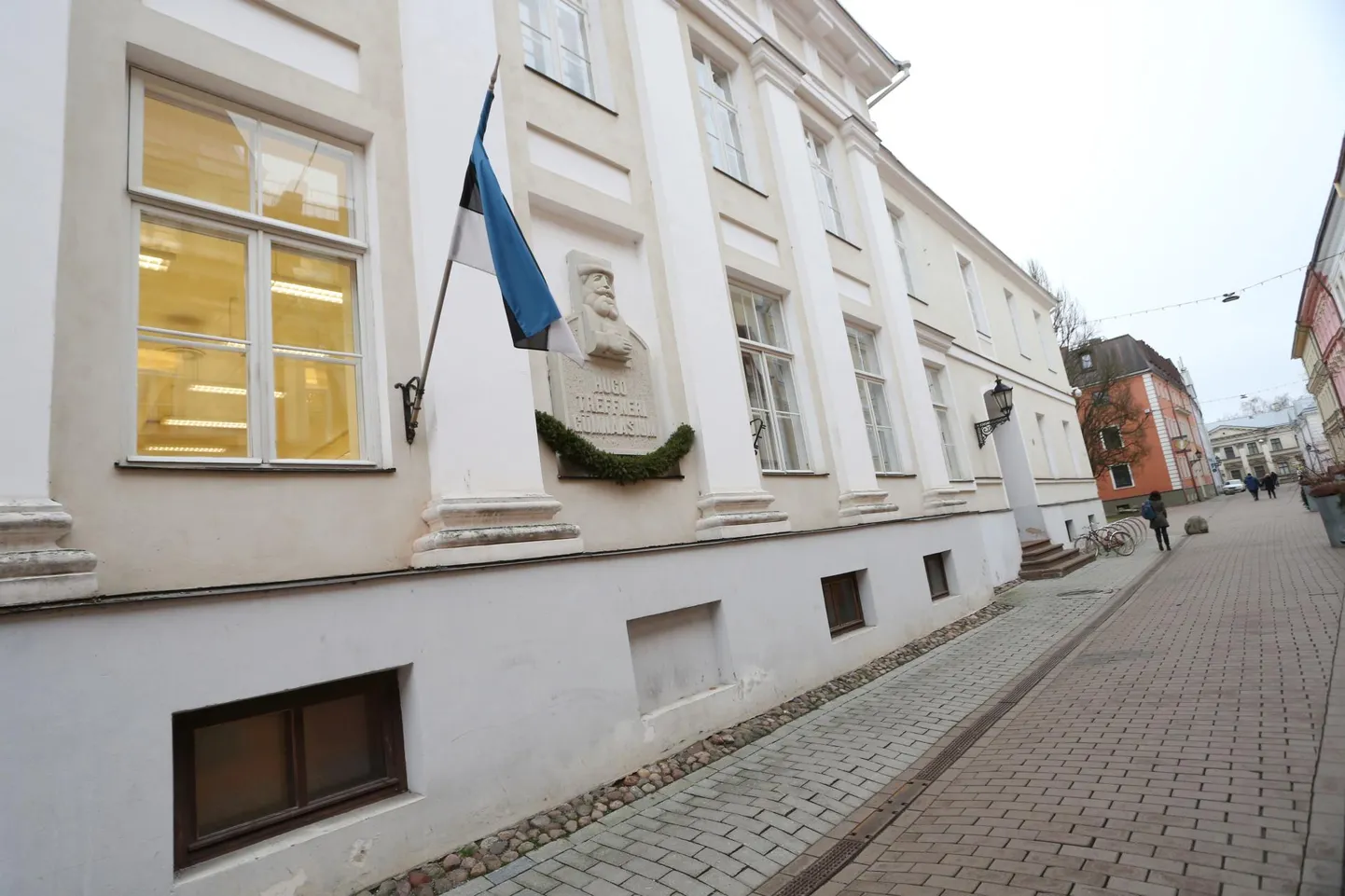 Hugo Treffneri gümnaasiumi tänavused lõpetajad hoidsid eriolukorrast hoolimata lippu kõrgel.