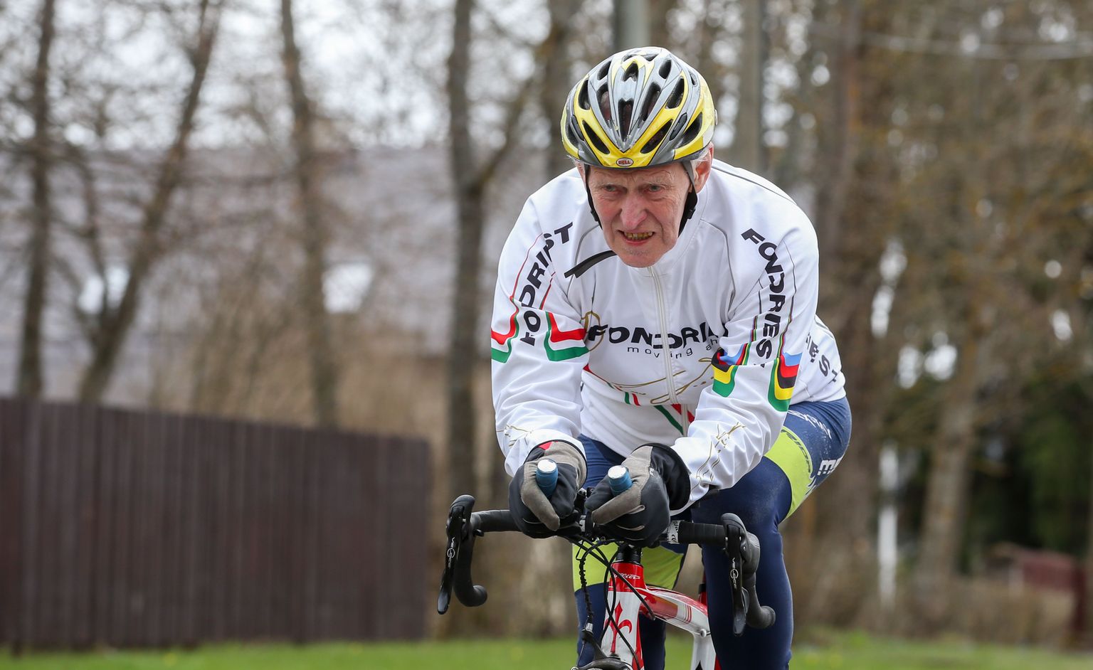 80- aastane triatleet Aado Liblikmann oma kodutänaval jalgrattal. Rattasõit on triatlonis tema trumpala.