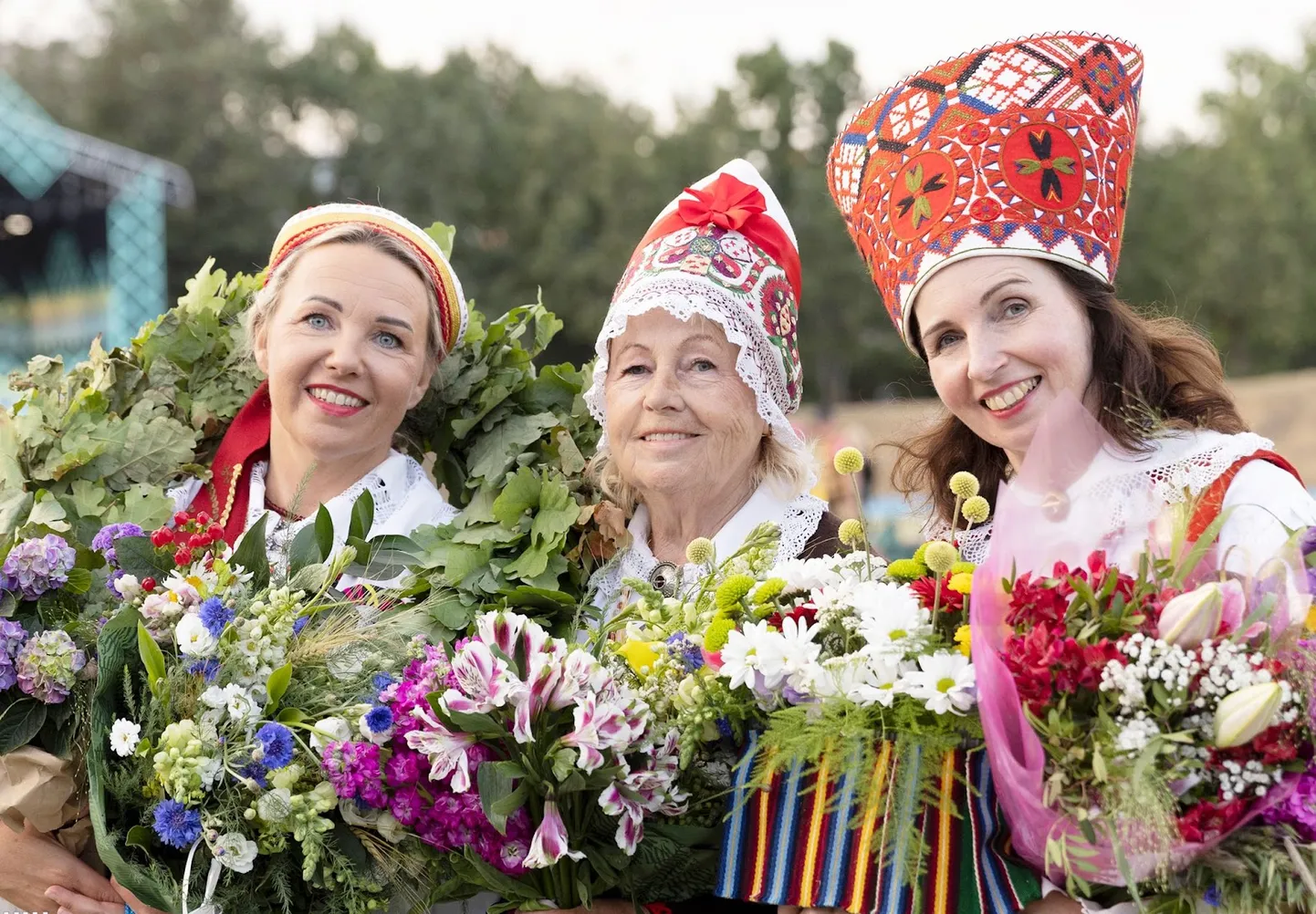 Ene Jakobson tütarde Helena-Mariana Reimanni ja Jaanika Liiuga 2023. aasta noorte tantsupeol „Sillad“.