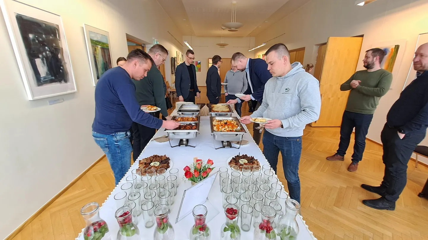 Riigi kaitseinvesteeringute keskus tutvustas neljapäeval Võrumaa ettevõtjatele kaitseväe vajadusi, mille hankimisel saaksid nad pakkumisi teha. Infopäeva lõpetas lõuna Hämsa maherestolt.