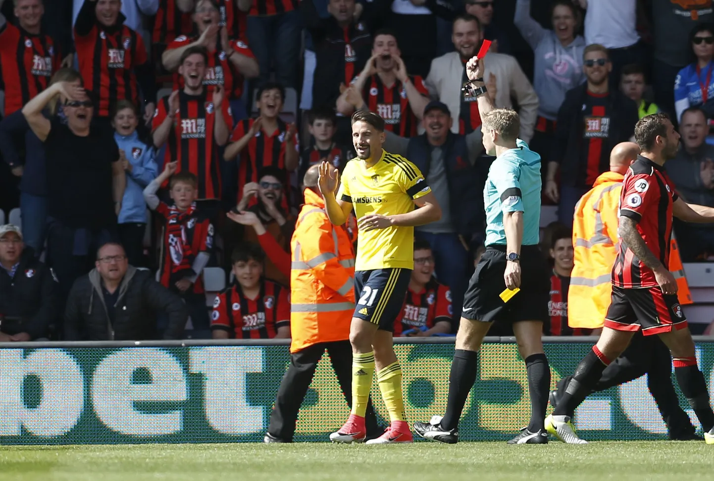 Middlesbrough sai täna selle hooaja 17. kaotuse, kui võõrsil kaotati 0:4 AFC Bournemouthile. Seejuures saadeti nende meeskonna poolkaitsja Gaston Ramirez juba 20. mänguminutil punase kaardiga väljakult minema.