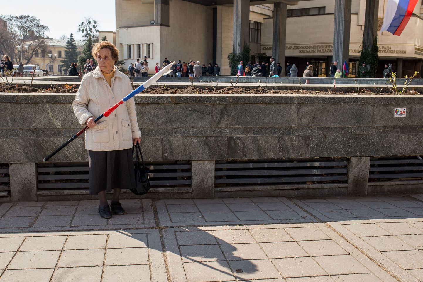 Naisterahvas Venemaa riigilipuga Krimmi parlamendihoone juures märtsis 2014.