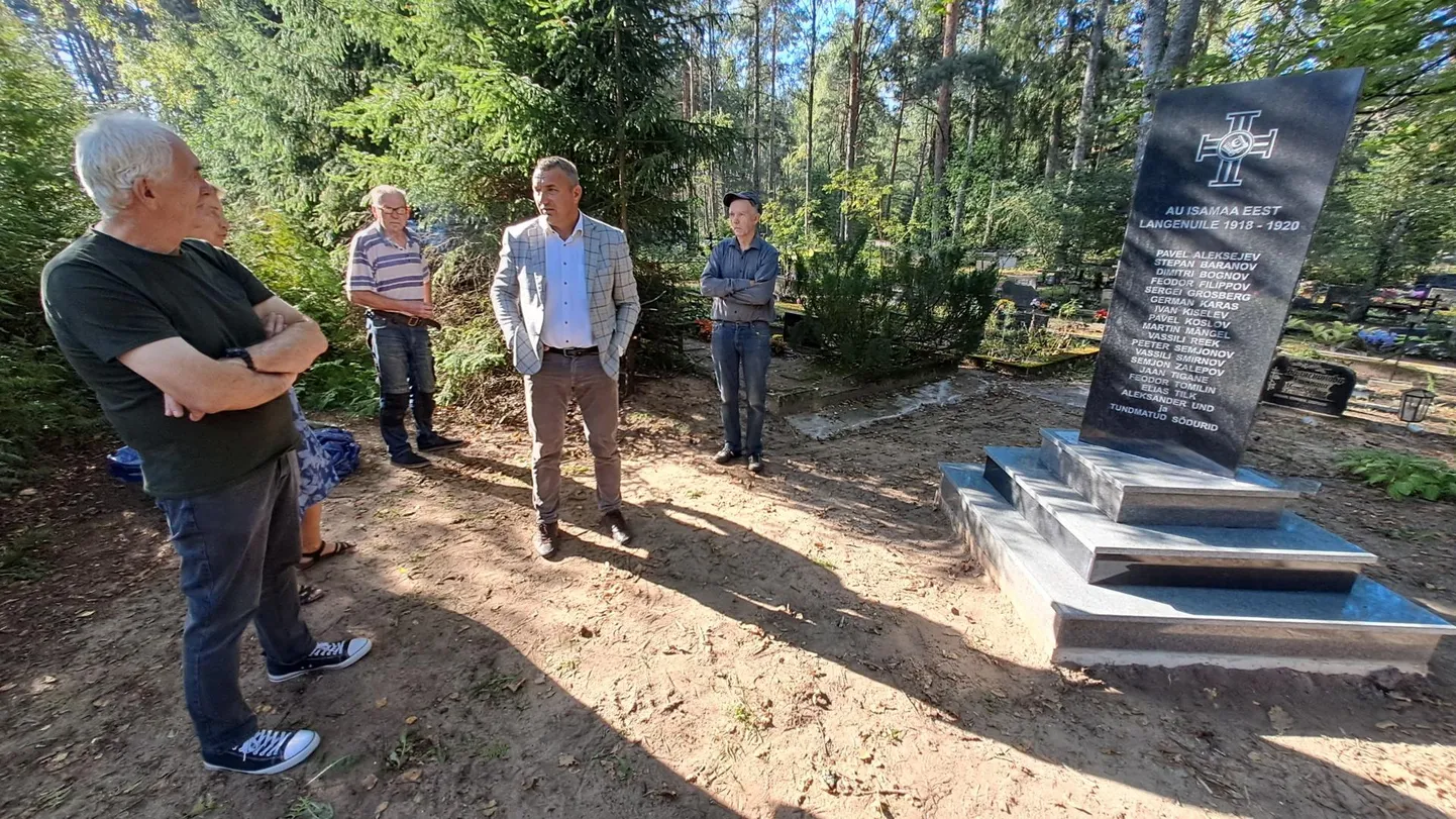 Võru õigeusklike sõdurite kunagist vennaskalmistut meenutab kolmapäeval paika seatud mälestuskivi. Selle loomist on vedanud Aare Hõrna (vasakul) juhitav Setu kultuuri fond. Võru linnapea Kalvi Kõva (keskel) sõnul korrastab linn monumendi ümbruse.