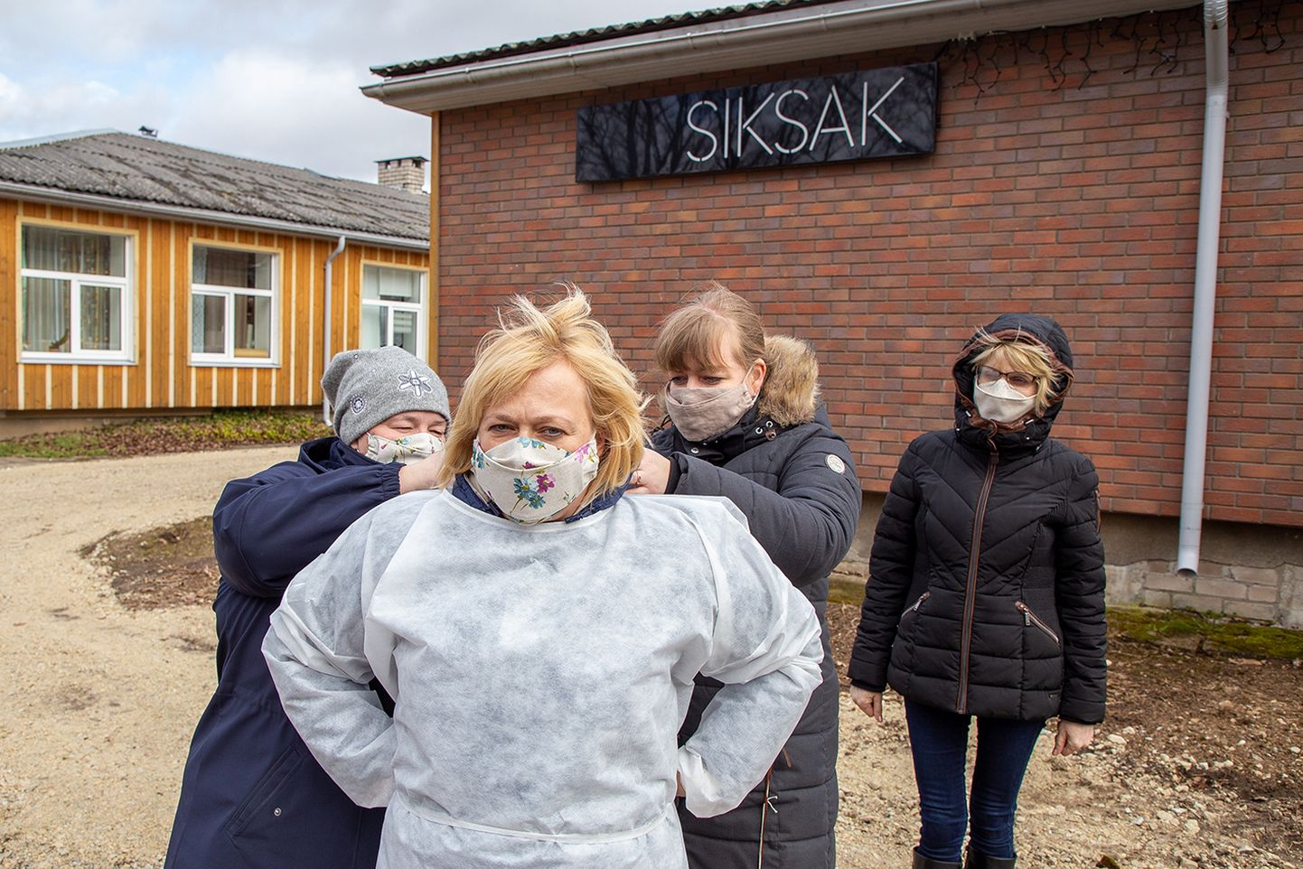 Traageldaja töötajad Heli Sillaots (vasakult), Marika Sula, Merle Murd ja Agnes Saarpere kannavad ka ise maske, mida nad on sellest nädalast valmistama hakanud.