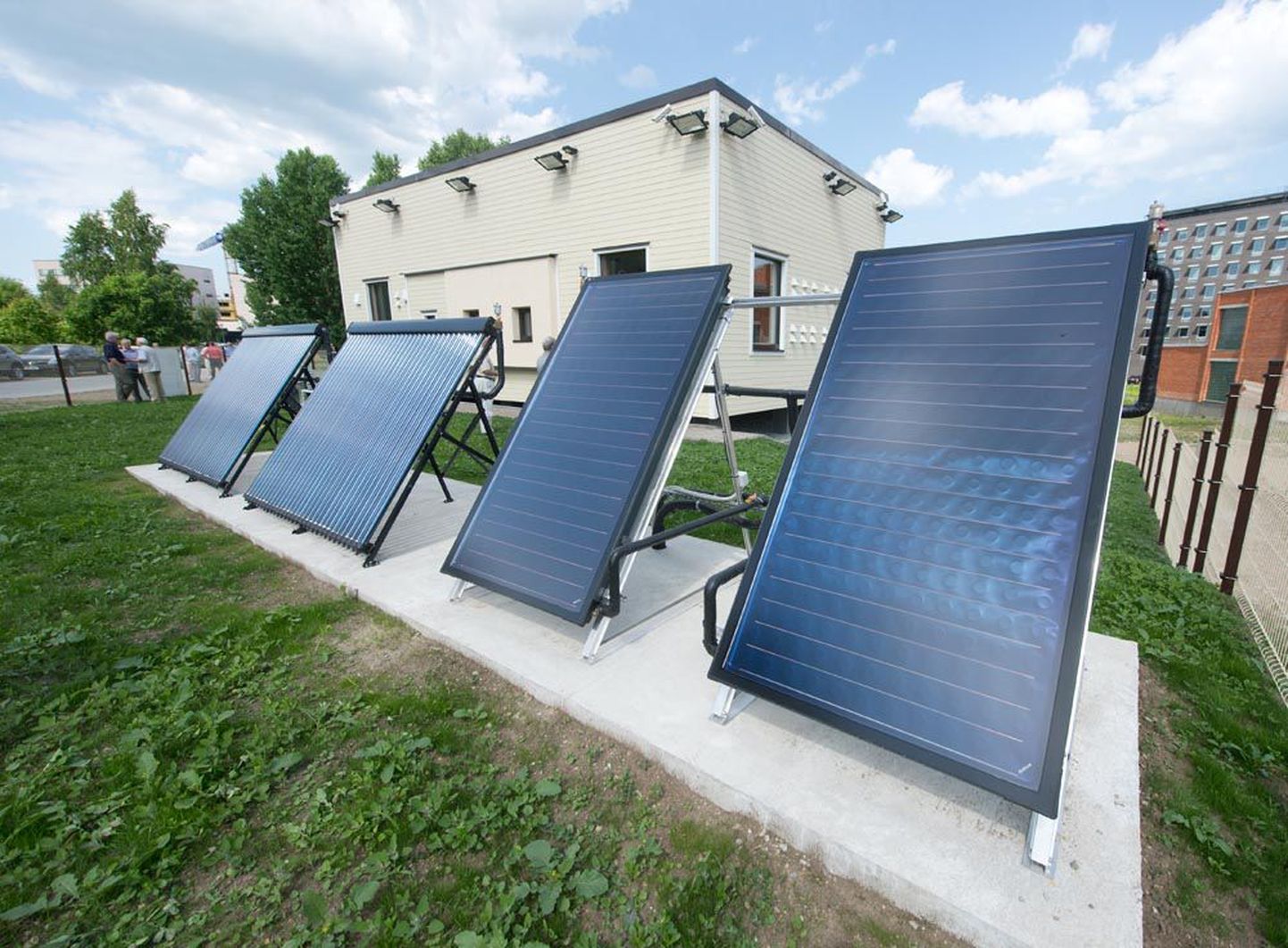 Nullenergiahoonet kütavad päikesepaneelid.