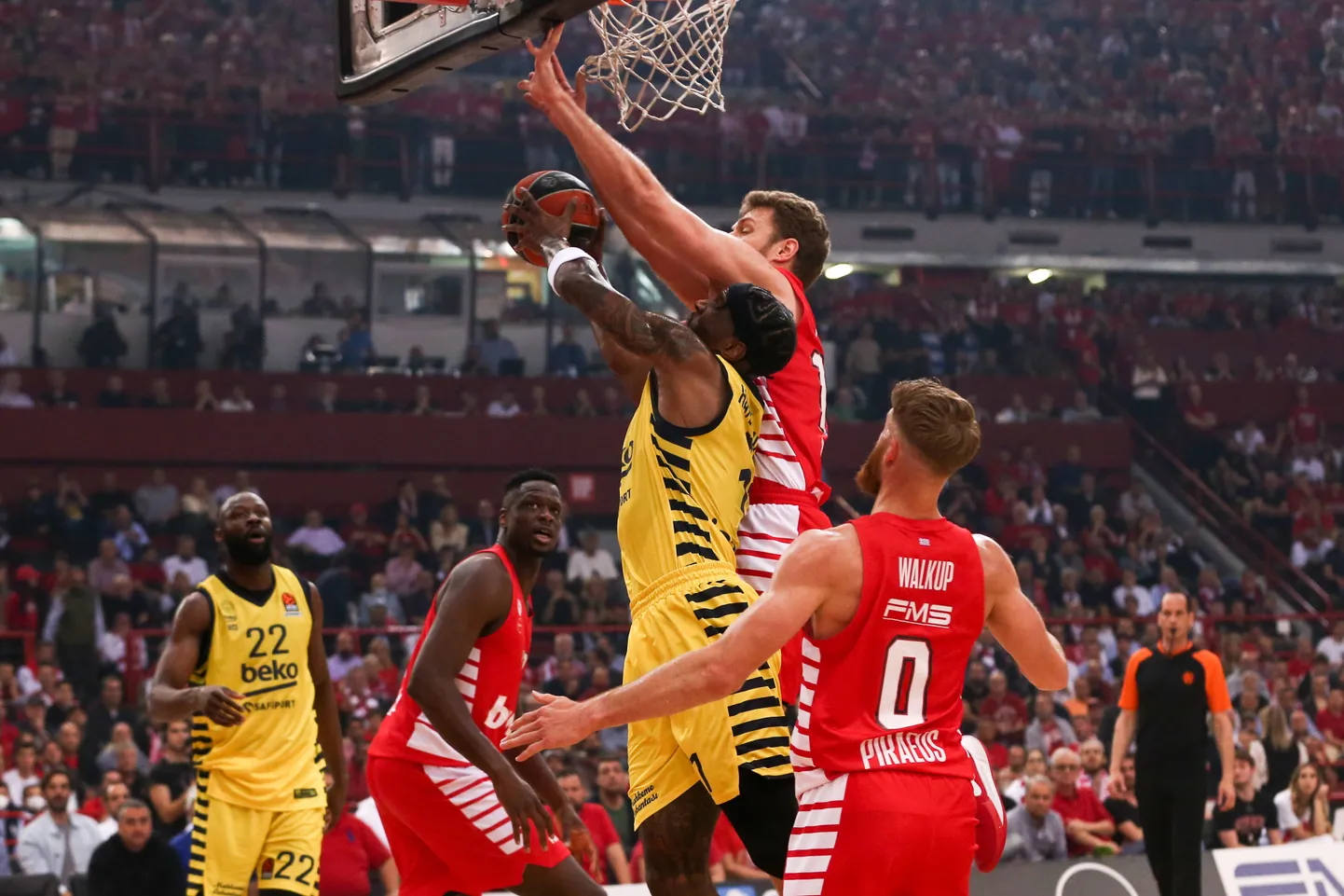 Piraeuse Olympiacos (punases) mängis veerandfinaali otsustavas matšis Istanbuli Fenerbahce selgelt üle. Kuidas? Kuula saatest!