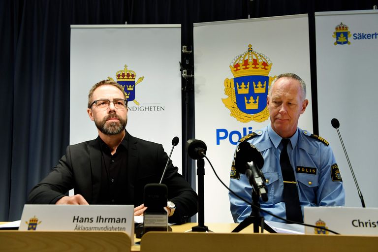 Prokurör Hans Ihrman (casakul) ja politsei uurimisüksuse juht Christer Nilsson pressikonverentsil, kus tutvustati usbekile Rahmat Akilovile esitatud terrorismisüüdistust.