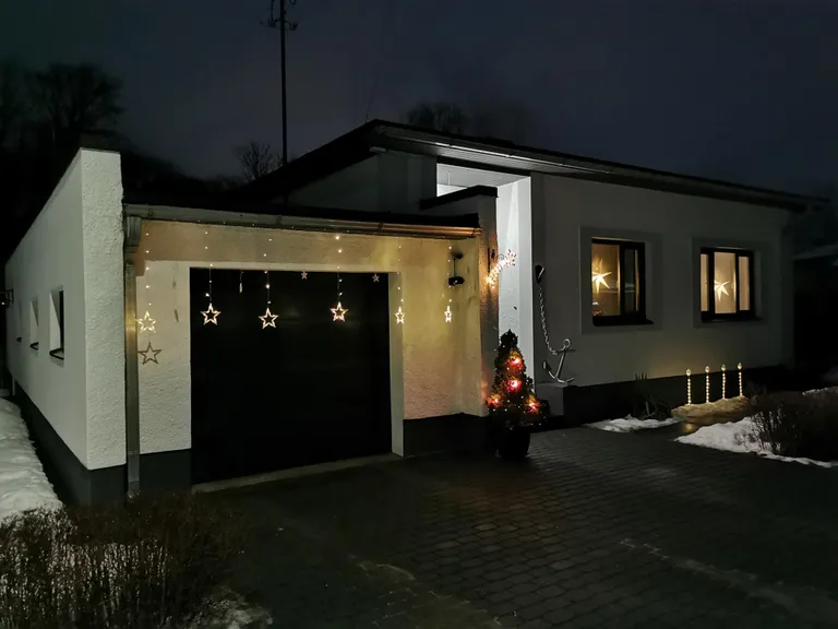 Sindis asuv Väike-Karja 2 hoov on kaunistatud tähekestega.